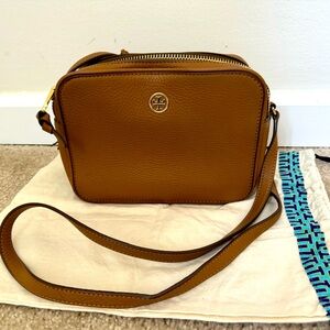 Tory Burch Robinson Pebble Double Zip Crossbody in Camel